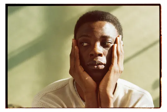 使用手机关注赛事的年轻用户